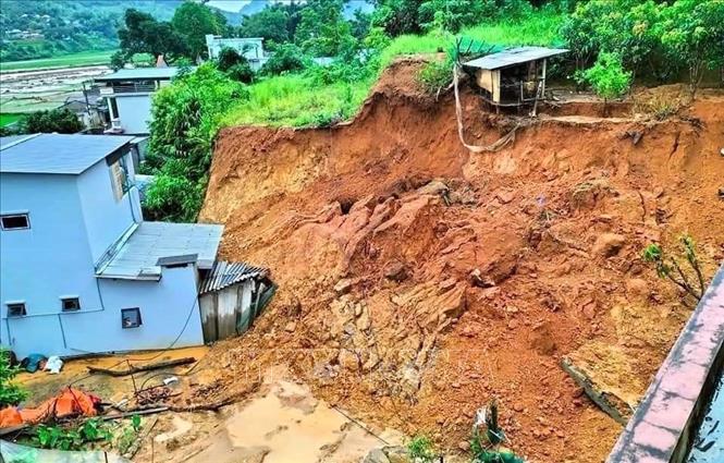 Nhà cửa, tài sản của nhân dân các xã Mường Cang, Khoen On, Mường Kim, Tà Hừa, Tà Mung bị thiệt hại do mưa lũ. Ảnh: TTXVN phát